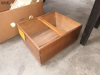 Lot 242 - antiek houten draagbakje - afbeelding 2 van  3