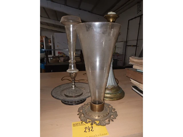 Lot 242 - art deco lamp en vazen. 3 stuks - afbeelding 1 van  3