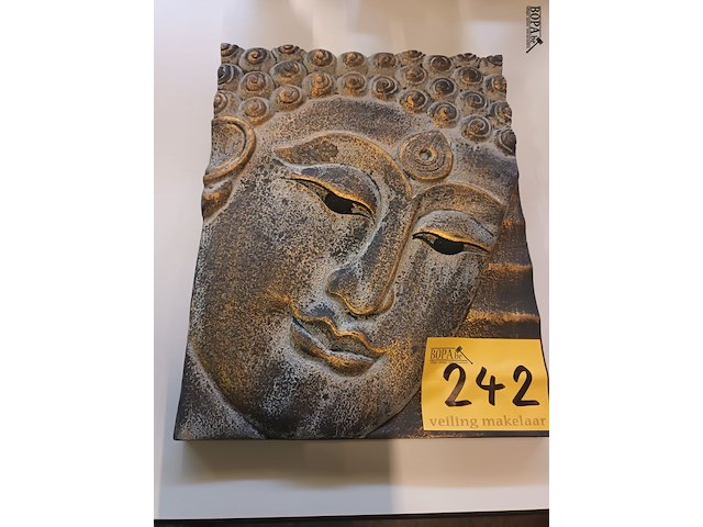 Lot 242 - boeddha op houten paneel - afbeelding 1 van  3