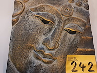 Lot 242 - boeddha op houten paneel - afbeelding 1 van  3