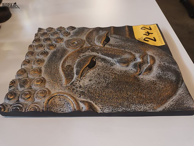Lot 242 - boeddha op houten paneel - afbeelding 2 van  3