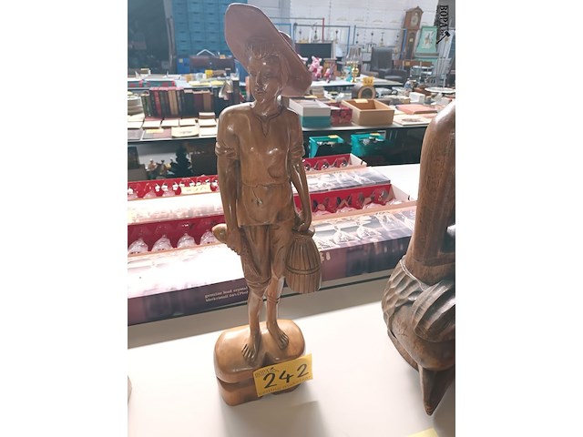 Lot 242 - houten beeld visser - afbeelding 1 van  3