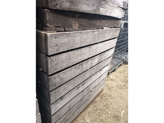 Lot 242 - houten kist met houtrestanten. 6 stuks - afbeelding 2 van  4