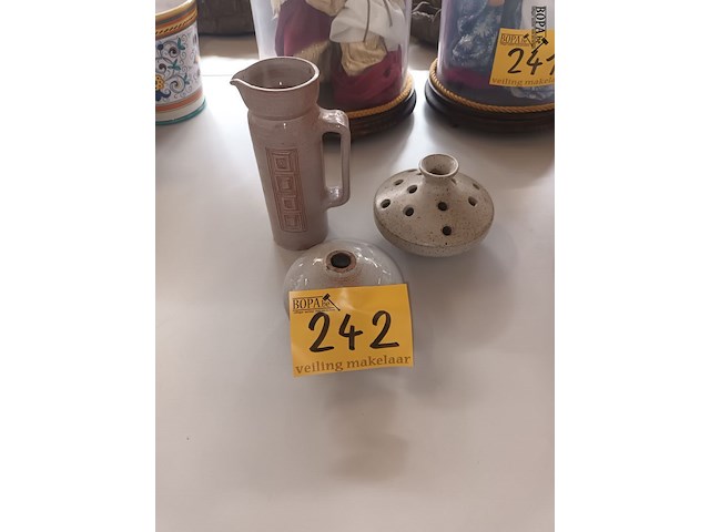 Lot 242 - keramiek. 3 stuks - afbeelding 1 van  5