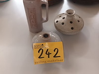 Lot 242 - keramiek. 3 stuks - afbeelding 1 van  5