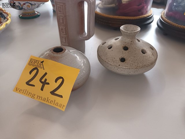 Lot 242 - keramiek. 3 stuks - afbeelding 2 van  5
