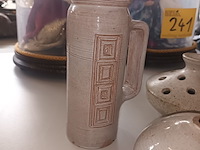 Lot 242 - keramiek. 3 stuks - afbeelding 3 van  5