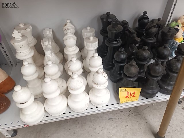 Lot 242 - schaakspel zonder speelmat - afbeelding 1 van  4