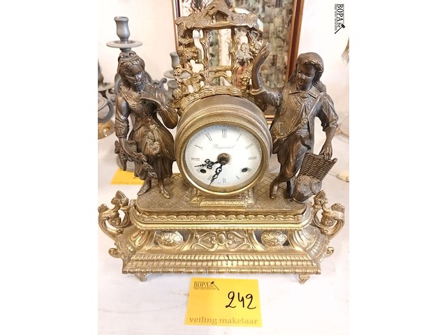 Lot 242 - schouwgarnituur in koper - afbeelding 1 van  6