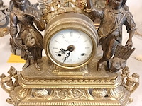 Lot 242 - schouwgarnituur in koper - afbeelding 1 van  6