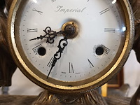 Lot 242 - schouwgarnituur in koper - afbeelding 2 van  6