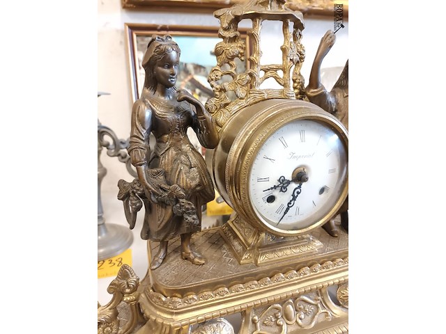 Lot 242 - schouwgarnituur in koper - afbeelding 3 van  6