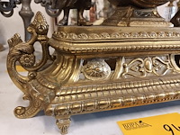 Lot 242 - schouwgarnituur in koper - afbeelding 4 van  6