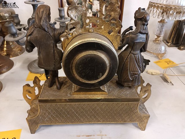 Lot 242 - schouwgarnituur in koper - afbeelding 6 van  6