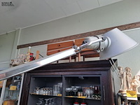 Lot 242 - vintage industrieel model zilverkleurige vloerlamp - afbeelding 2 van  4