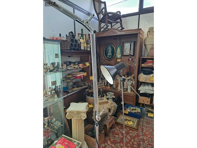 Lot 242 - vintage industrieel model zilverkleurige vloerlamp - afbeelding 3 van  4
