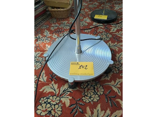 Lot 242 - vintage industrieel model zilverkleurige vloerlamp - afbeelding 4 van  4