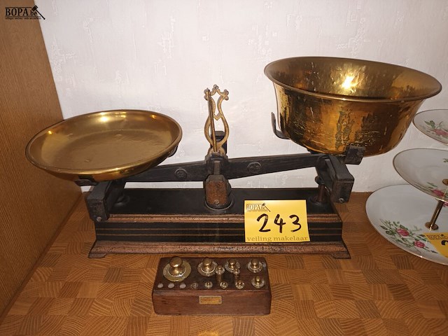 Lot 243 - antieke weegschaal met gewichten - afbeelding 1 van  5