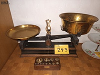 Lot 243 - antieke weegschaal met gewichten - afbeelding 1 van  5