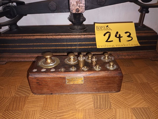 Lot 243 - antieke weegschaal met gewichten - afbeelding 2 van  5
