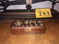 Lot 243 - antieke weegschaal met gewichten - afbeelding 2 van  5