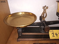Lot 243 - antieke weegschaal met gewichten - afbeelding 3 van  5
