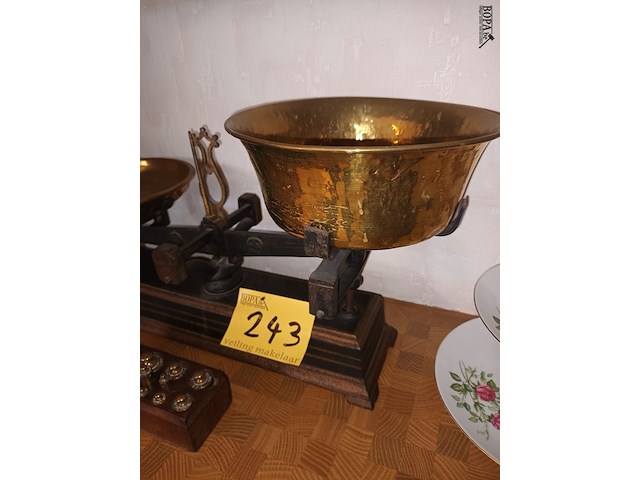 Lot 243 - antieke weegschaal met gewichten - afbeelding 4 van  5