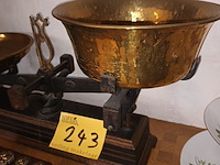 Lot 243 - antieke weegschaal met gewichten - afbeelding 4 van  5