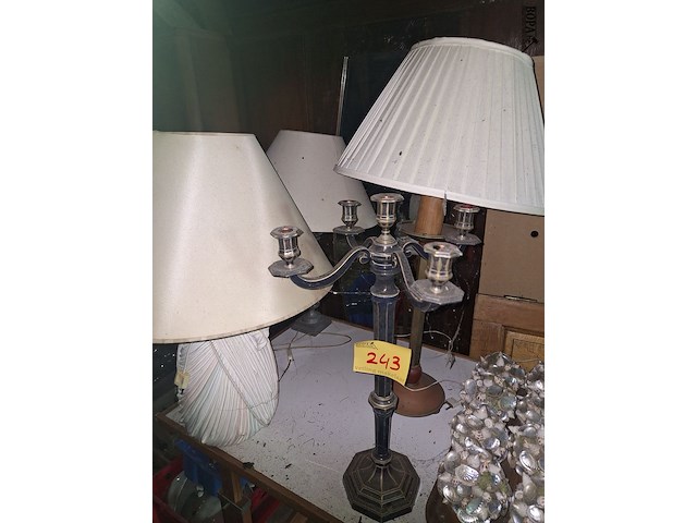 Lot 243 - decoratie en verlichting, 16 stuks - afbeelding 1 van  3