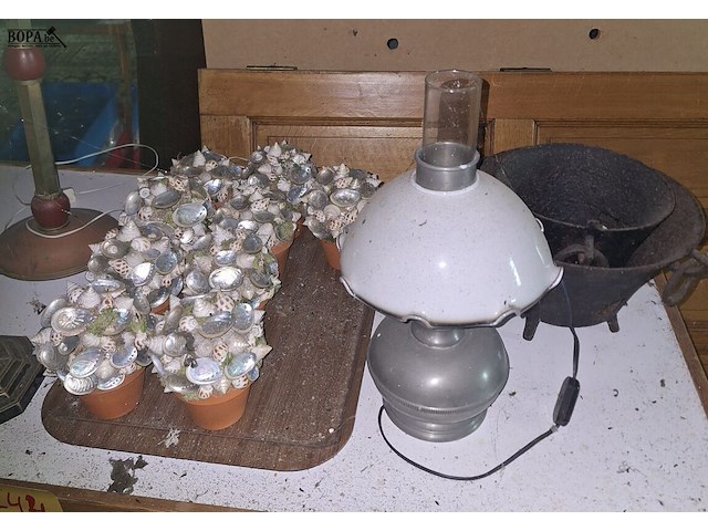Lot 243 - decoratie en verlichting, 16 stuks - afbeelding 2 van  3