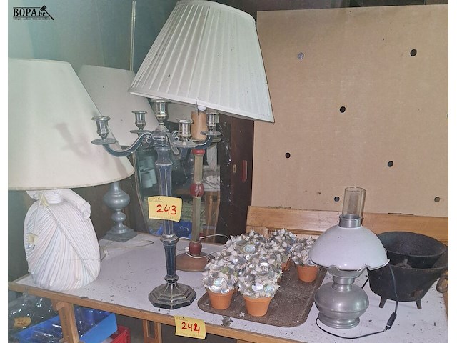 Lot 243 - decoratie en verlichting, 16 stuks - afbeelding 3 van  3