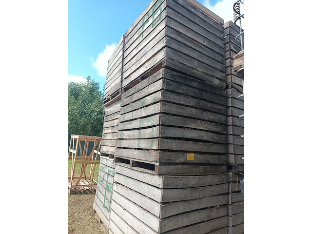 Lot 243 - houten kist met houtrestanten. 6 stuks - afbeelding 1 van  4
