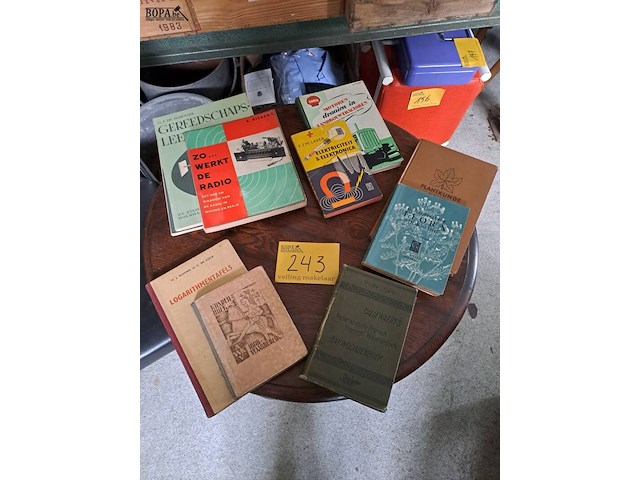 Lot 243 - lot oude boeken techniek, elektronica, landkunde - afbeelding 1 van  1