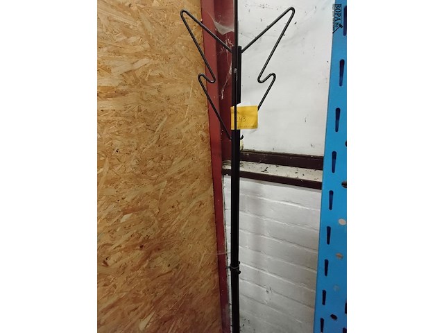 Lot 243 - moderne kapstok zwart - afbeelding 1 van  4