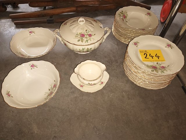 Lot 244 - eetservies met bloemen. 28 stuks - afbeelding 1 van  5