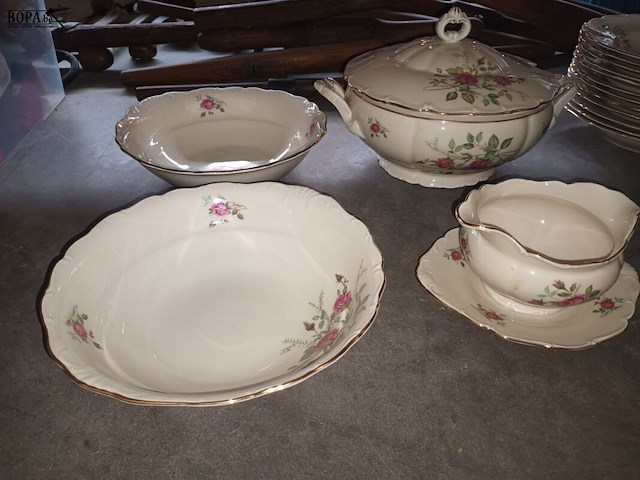 Lot 244 - eetservies met bloemen. 28 stuks - afbeelding 2 van  5