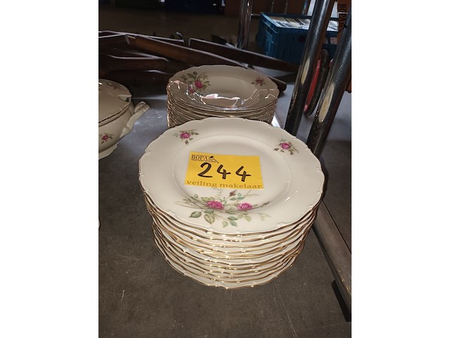 Lot 244 - eetservies met bloemen. 28 stuks - afbeelding 3 van  5