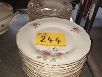 Lot 244 - eetservies met bloemen. 28 stuks - afbeelding 3 van  5