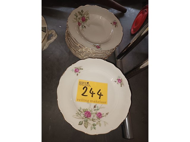 Lot 244 - eetservies met bloemen. 28 stuks - afbeelding 4 van  5