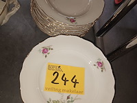 Lot 244 - eetservies met bloemen. 28 stuks - afbeelding 4 van  5