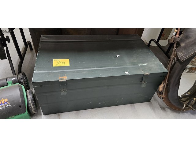 Lot 244 - groen metalen leger koffer - afbeelding 1 van  2