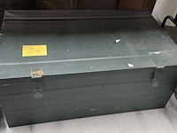 Lot 244 - groen metalen leger koffer - afbeelding 1 van  2