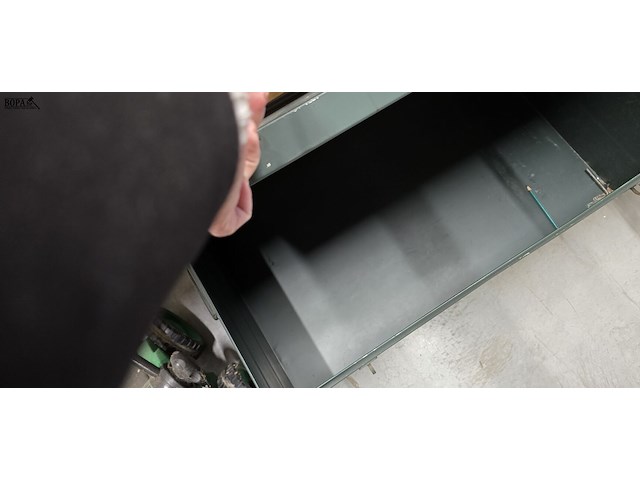 Lot 244 - groen metalen leger koffer - afbeelding 2 van  2