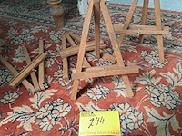 Lot 244 - houten kaderhouders voor op kast: schildersezeltjes hoogte c - afbeelding 1 van  2