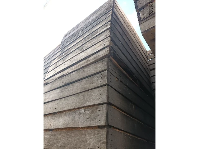 Lot 244 - houten kist met houtrestanten. 6 stuks - afbeelding 1 van  3