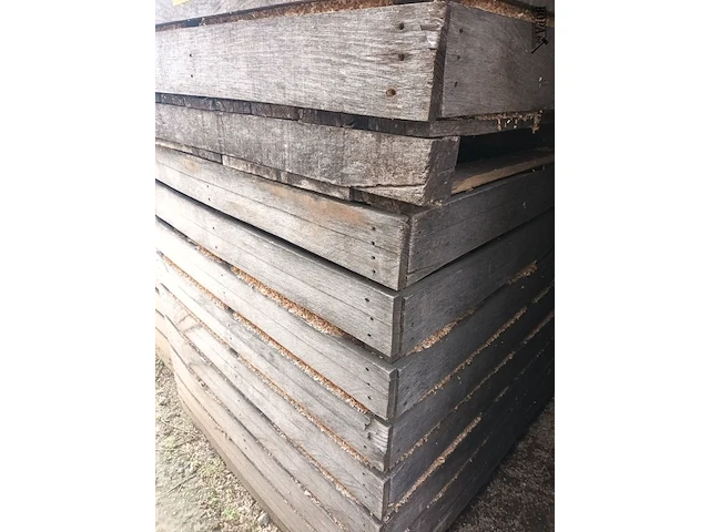 Lot 244 - houten kist met houtrestanten. 6 stuks - afbeelding 2 van  3