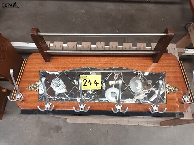 Lot 244 - houten slede - afbeelding 1 van  3