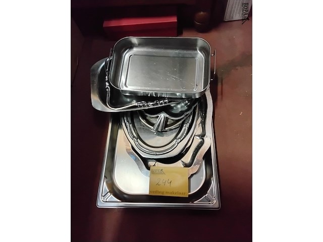 Lot 244 - inox schalen en plateaus allerlei modellen 10 stuks - afbeelding 1 van  1