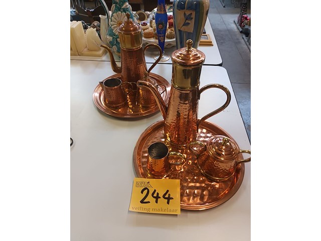 Lot 244 - koffiestel in koper. 2 stuks - afbeelding 1 van  5