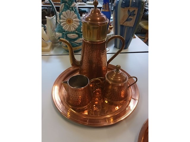 Lot 244 - koffiestel in koper. 2 stuks - afbeelding 2 van  5